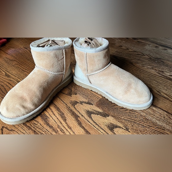 UGG Australia Boots - Picture 4 of 8